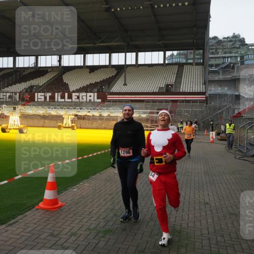 07.12.2025 - St. Pauli X-Mass-Run No. 15 Fabian Wolf http://msf.ph/oto/9373264 07.12.2025 09:52:25 Ziel 154, 195, 1296, 2034 meine-sportfotos.de
