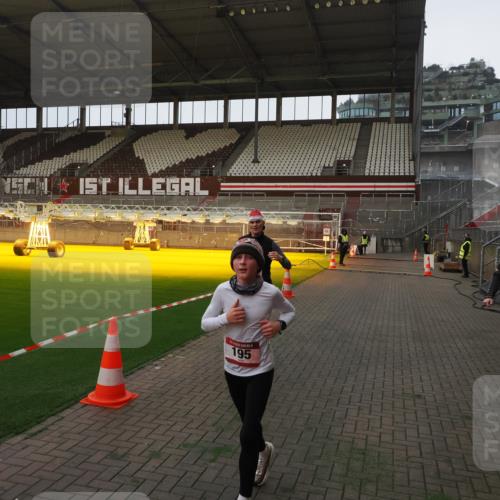 07.12.2025 - St. Pauli X-Mass-Run No. 15 Fabian Wolf http://msf.ph/oto/9373280 07.12.2025 09:52:33 Ziel 154, 195, 1052, 1296, 2034 meine-sportfotos.de