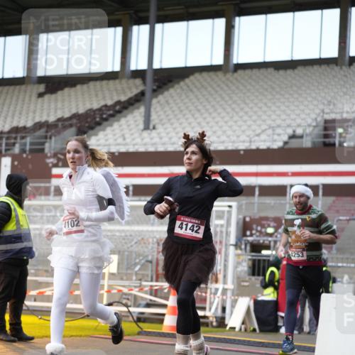 07.12.2025 - St. Pauli X-Mass-Run No. 15 Patografie http://msf.ph/oto/9373296 07.12.2025 12:01:58 Ziel 576, 926, 928, 933, 2411, 2539, 2868, 3869, 4102, 4107, 4109, 4142, 4156, 4253, 4369, 4370 meine-sportfotos.de