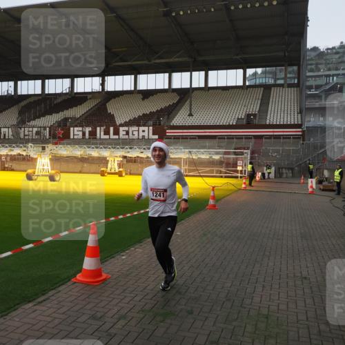 07.12.2025 - St. Pauli X-Mass-Run No. 15 Fabian Wolf http://msf.ph/oto/9373297 07.12.2025 09:52:49 Ziel 1241 meine-sportfotos.de