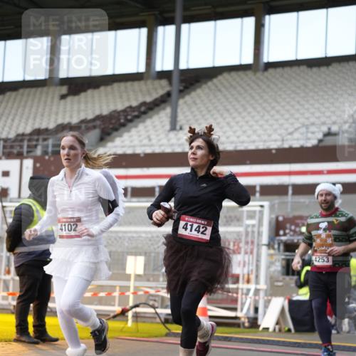 07.12.2025 - St. Pauli X-Mass-Run No. 15 Patografie http://msf.ph/oto/9373298 07.12.2025 12:01:58 Ziel 576, 926, 928, 933, 2411, 2539, 2868, 3869, 4102, 4107, 4109, 4142, 4156, 4253, 4369, 4370 meine-sportfotos.de