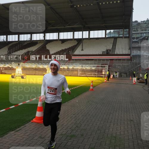 07.12.2025 - St. Pauli X-Mass-Run No. 15 Fabian Wolf http://msf.ph/oto/9373299 07.12.2025 09:52:49 Ziel 1241 meine-sportfotos.de