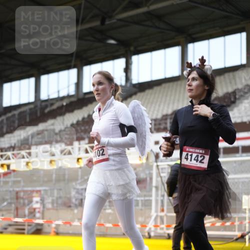 07.12.2025 - St. Pauli X-Mass-Run No. 15 Patografie http://msf.ph/oto/9373300 07.12.2025 12:01:58 Ziel 576, 926, 928, 933, 2411, 2539, 2868, 3869, 4102, 4107, 4109, 4142, 4156, 4253, 4369, 4370 meine-sportfotos.de