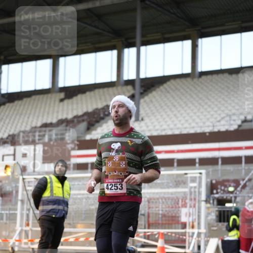 07.12.2025 - St. Pauli X-Mass-Run No. 15 Patografie http://msf.ph/oto/9373302 07.12.2025 12:01:59 Ziel 576, 926, 928, 933, 2411, 2539, 2868, 3869, 4102, 4107, 4109, 4142, 4156, 4253, 4369, 4370 meine-sportfotos.de