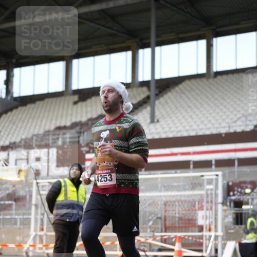 07.12.2025 - St. Pauli X-Mass-Run No. 15 Patografie http://msf.ph/oto/9373304 07.12.2025 12:01:59 Ziel 576, 926, 928, 933, 2411, 2539, 2868, 3869, 4102, 4107, 4109, 4142, 4156, 4253, 4369, 4370 meine-sportfotos.de