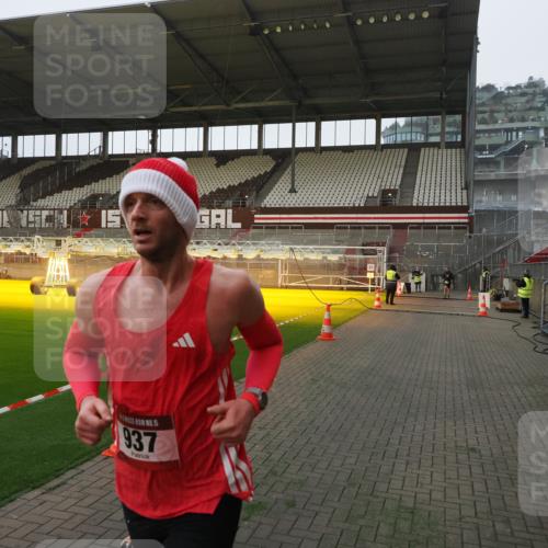07.12.2025 - St. Pauli X-Mass-Run No. 15 Fabian Wolf http://msf.ph/oto/9373324 07.12.2025 09:53:01 Ziel 937, 1241, 1874 meine-sportfotos.de