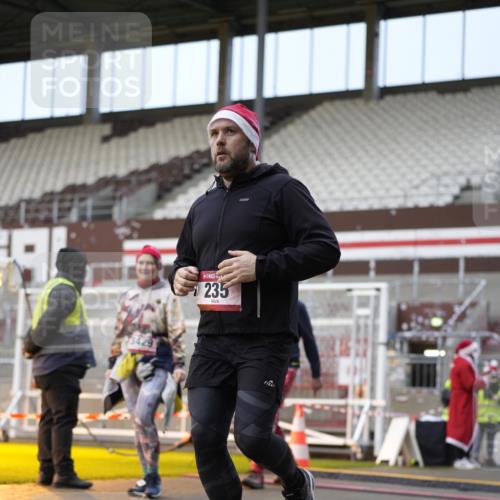 07.12.2025 - St. Pauli X-Mass-Run No. 15 Patografie http://msf.ph/oto/9373330 07.12.2025 12:02:26 Ziel 235, 1979, 1983, 2936, 2940, 3203, 3429, 3432, 3743, 3745, 3837, 4364 meine-sportfotos.de