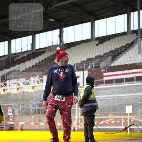 07.12.2025 - St. Pauli X-Mass-Run No. 15 Patografie http://msf.ph/oto/9373340 07.12.2025 12:02:28 Ziel 235, 1979, 1983, 2936, 2940, 3203, 3429, 3432, 3743, 3745, 3837, 3995 meine-sportfotos.de