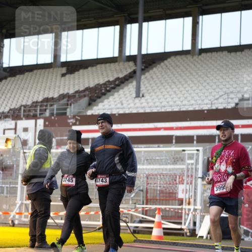 07.12.2025 - St. Pauli X-Mass-Run No. 15 Patografie http://msf.ph/oto/9373342 07.12.2025 12:02:32 Ziel 235, 1279, 1979, 1983, 2936, 2940, 3429, 3432, 3743, 3745, 3803, 3837, 3995 meine-sportfotos.de
