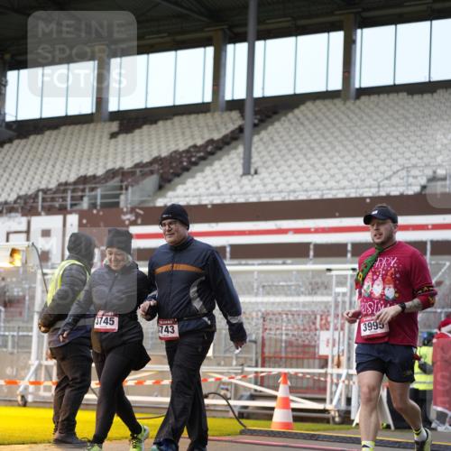 07.12.2025 - St. Pauli X-Mass-Run No. 15 Patografie http://msf.ph/oto/9373344 07.12.2025 12:02:32 Ziel 235, 1279, 1979, 1983, 2936, 2940, 3429, 3432, 3743, 3745, 3803, 3837, 3995 meine-sportfotos.de