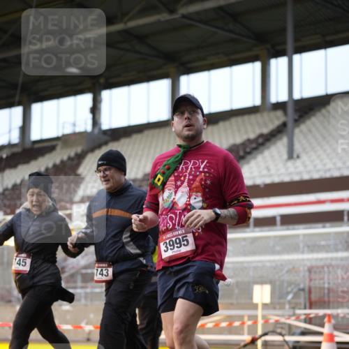 07.12.2025 - St. Pauli X-Mass-Run No. 15 Patografie http://msf.ph/oto/9373346 07.12.2025 12:02:33 Ziel 235, 1279, 1979, 1983, 2936, 2940, 3429, 3432, 3743, 3745, 3803, 3837, 3995 meine-sportfotos.de