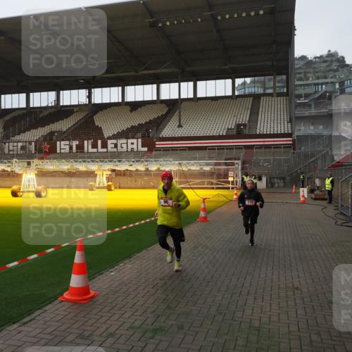 07.12.2025 - St. Pauli X-Mass-Run No. 15 Fabian Wolf http://msf.ph/oto/9373354 07.12.2025 09:53:34 Ziel 96, 115, 3684 meine-sportfotos.de