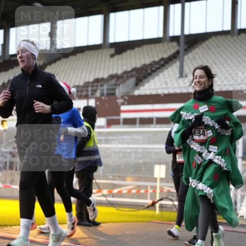 07.12.2025 - St. Pauli X-Mass-Run No. 15 Patografie http://msf.ph/oto/9373359 07.12.2025 12:02:45 Ziel 826, 1279, 2095, 3743, 3745, 3803, 3995, 4076, 4120, 4228, 4681, 4682, 4683, 4684 meine-sportfotos.de