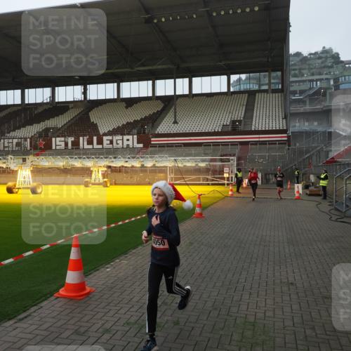 07.12.2025 - St. Pauli X-Mass-Run No. 15 Fabian Wolf http://msf.ph/oto/9373369 07.12.2025 09:53:43 Ziel 96, 115, 4050, 4061, 4062 meine-sportfotos.de