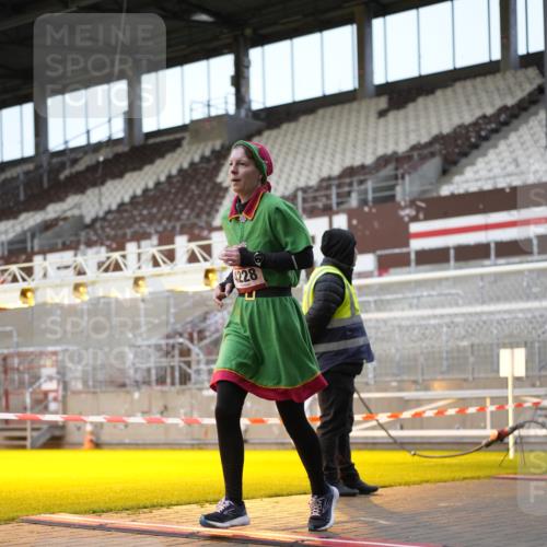 07.12.2025 - St. Pauli X-Mass-Run No. 15 Patografie http://msf.ph/oto/9373370 07.12.2025 12:02:49 Ziel 826, 1279, 2095, 3803, 4076, 4120, 4228, 4681, 4682, 4683, 4684 meine-sportfotos.de