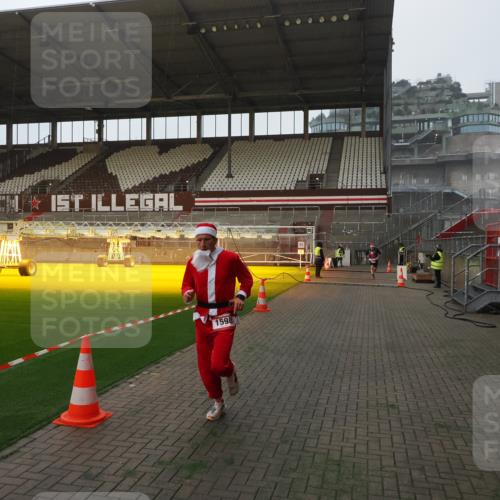 07.12.2025 - St. Pauli X-Mass-Run No. 15 Fabian Wolf http://msf.ph/oto/9373397 07.12.2025 09:53:54 Ziel 1598, 4050, 4061, 4062 meine-sportfotos.de