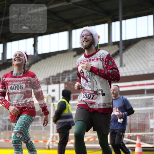 07.12.2025 - St. Pauli X-Mass-Run No. 15 Patografie http://msf.ph/oto/9373437 07.12.2025 12:03:23 Ziel 267, 3282, 3807, 3937, 3941, 3943, 4006, 4022, 4024, 4241, 4247, 4726, 4731, 4732, 4741, 4746, 5007 meine-sportfotos.de