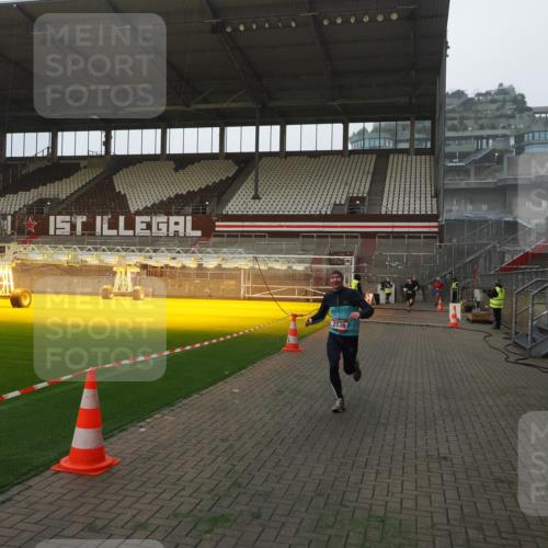 07.12.2025 - St. Pauli X-Mass-Run No. 15 Fabian Wolf http://msf.ph/oto/9373438 07.12.2025 09:54:23 Ziel 1375, 2036, 2900, 3338 meine-sportfotos.de