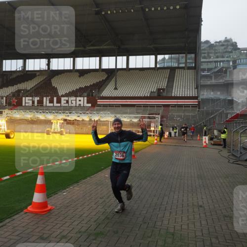 07.12.2025 - St. Pauli X-Mass-Run No. 15 Fabian Wolf http://msf.ph/oto/9373444 07.12.2025 09:54:24 Ziel 1375, 2036, 2900, 3310, 3338 meine-sportfotos.de