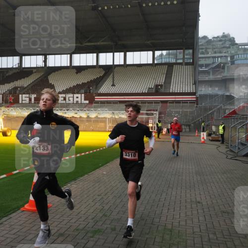 07.12.2025 - St. Pauli X-Mass-Run No. 15 Fabian Wolf http://msf.ph/oto/9373456 07.12.2025 09:54:29 Ziel 1375, 2036, 2133, 2209, 3310 meine-sportfotos.de