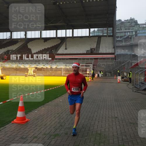 07.12.2025 - St. Pauli X-Mass-Run No. 15 Fabian Wolf http://msf.ph/oto/9373463 07.12.2025 09:54:30 Ziel 1375, 2036, 2133, 2209, 3310 meine-sportfotos.de