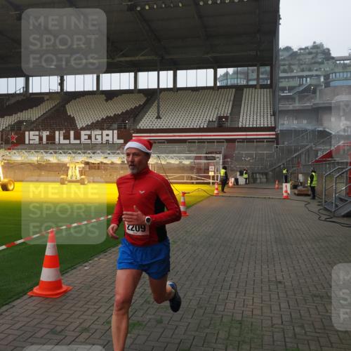 07.12.2025 - St. Pauli X-Mass-Run No. 15 Fabian Wolf http://msf.ph/oto/9373465 07.12.2025 09:54:31 Ziel 1375, 2036, 2133, 2209, 3310 meine-sportfotos.de