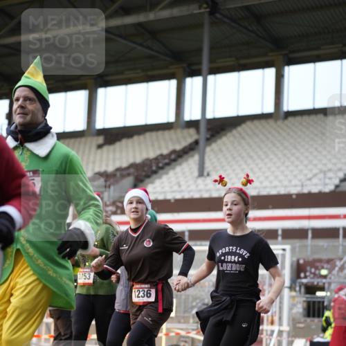 07.12.2025 - St. Pauli X-Mass-Run No. 15 Patografie http://msf.ph/oto/9373501 07.12.2025 12:03:55 Ziel 1236, 1357, 3753, 3851, 4011, 4021, 4047, 4049, 4131, 4365, 4367 meine-sportfotos.de
