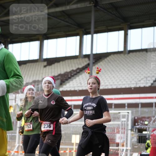07.12.2025 - St. Pauli X-Mass-Run No. 15 Patografie http://msf.ph/oto/9373503 07.12.2025 12:03:55 Ziel 1236, 1357, 3753, 3851, 4011, 4021, 4047, 4049, 4131, 4365, 4367 meine-sportfotos.de