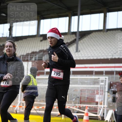 07.12.2025 - St. Pauli X-Mass-Run No. 15 Patografie http://msf.ph/oto/9373507 07.12.2025 12:04:01 Ziel 778, 795, 923, 1236, 1357, 2091, 2398, 3121, 3705, 3753, 3851, 3983, 3985, 4047, 4049, 4131, 4365, 4367 meine-sportfotos.de