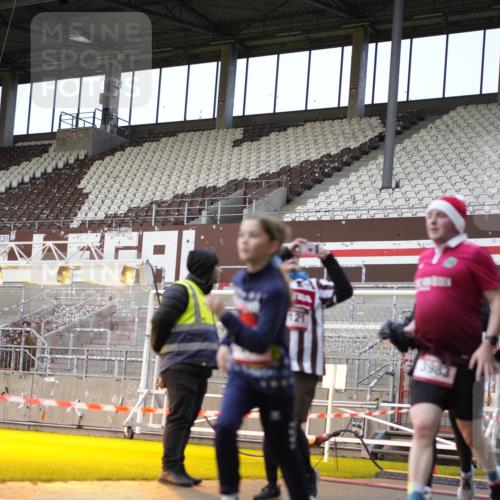 07.12.2025 - St. Pauli X-Mass-Run No. 15 Patografie http://msf.ph/oto/9373514 07.12.2025 12:04:04 Ziel 778, 795, 923, 1228, 1231, 1236, 1357, 2091, 2398, 3121, 3705, 3753, 3851, 3983, 3985, 4008, 4047, 4049, 4131, 4302, 4305, 4311, 4365, 4367 meine-sportfotos.de
