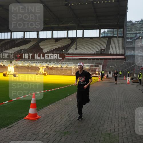 07.12.2025 - St. Pauli X-Mass-Run No. 15 Fabian Wolf http://msf.ph/oto/9373521 07.12.2025 09:55:12 Ziel 1101, 4087, 4088 meine-sportfotos.de