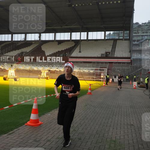 07.12.2025 - St. Pauli X-Mass-Run No. 15 Fabian Wolf http://msf.ph/oto/9373525 07.12.2025 09:55:12 Ziel 1101, 4087, 4088 meine-sportfotos.de