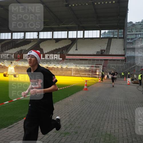 07.12.2025 - St. Pauli X-Mass-Run No. 15 Fabian Wolf http://msf.ph/oto/9373527 07.12.2025 09:55:13 Ziel 1101, 1113, 4087, 4088 meine-sportfotos.de