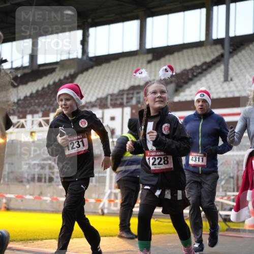 07.12.2025 - St. Pauli X-Mass-Run No. 15 Patografie http://msf.ph/oto/9373530 07.12.2025 12:04:07 Ziel 778, 795, 923, 1228, 1231, 1236, 1357, 1504, 2091, 2398, 3121, 3705, 3753, 3851, 3983, 3985, 4008, 4047, 4049, 4131, 4302, 4305, 4311, 4365, 4367, 4374, 4386, 4728 meine-sportfotos.de
