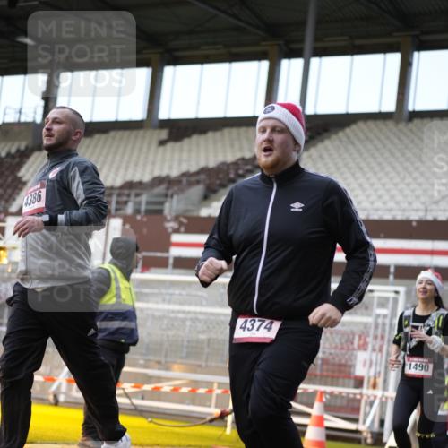 07.12.2025 - St. Pauli X-Mass-Run No. 15 Patografie http://msf.ph/oto/9373547 07.12.2025 12:04:12 Ziel 778, 795, 923, 1228, 1231, 1490, 1504, 2091, 2398, 3121, 3705, 3983, 3985, 4008, 4302, 4305, 4311, 4374, 4375, 4386, 4728 meine-sportfotos.de