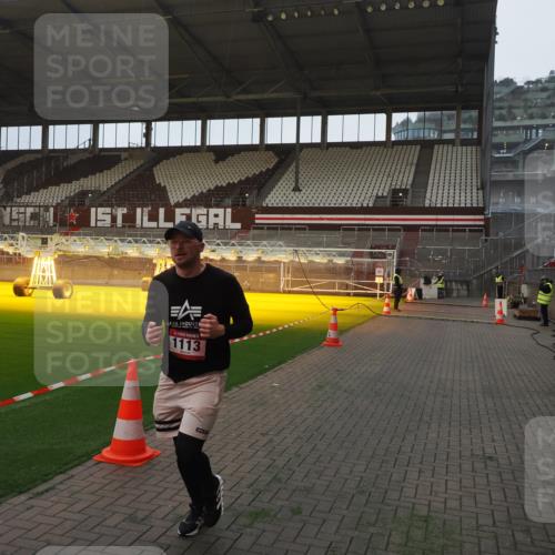 07.12.2025 - St. Pauli X-Mass-Run No. 15 Fabian Wolf http://msf.ph/oto/9373549 07.12.2025 09:55:20 Ziel 1101, 1113, 4087 meine-sportfotos.de