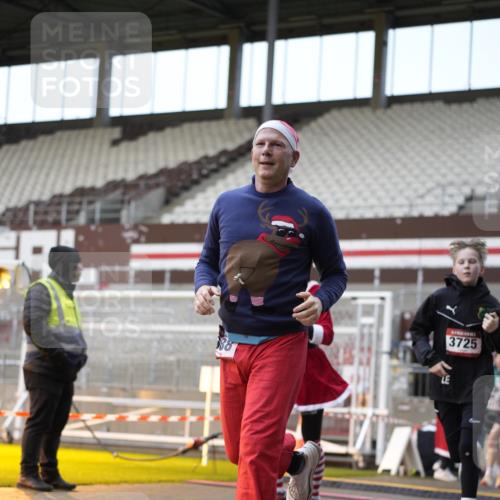 07.12.2025 - St. Pauli X-Mass-Run No. 15 Patografie http://msf.ph/oto/9373579 07.12.2025 12:04:34 Ziel 2404, 2410, 2769, 3604, 3675, 3688, 3725, 3833, 4056, 4059, 4417, 4418, 4420 meine-sportfotos.de