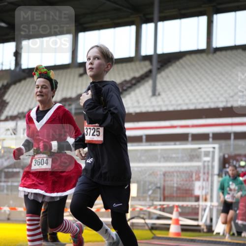 07.12.2025 - St. Pauli X-Mass-Run No. 15 Patografie http://msf.ph/oto/9373586 07.12.2025 12:04:34 Ziel 2404, 2410, 2769, 3604, 3675, 3688, 3725, 3833, 4056, 4059, 4417, 4418, 4420 meine-sportfotos.de