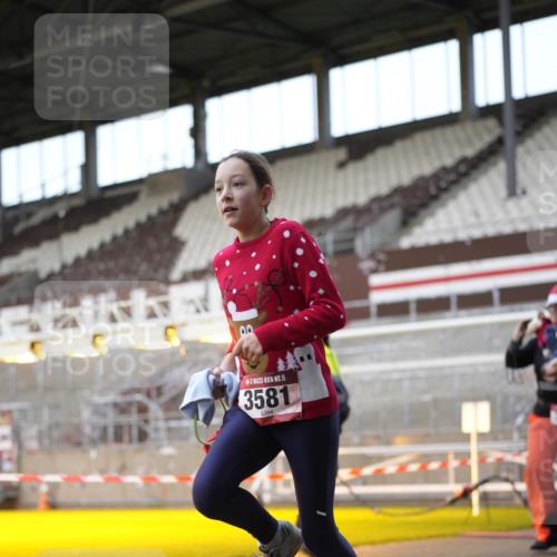 07.12.2025 - St. Pauli X-Mass-Run No. 15 Patografie http://msf.ph/oto/9373592 07.12.2025 12:04:43 Ziel 3021, 3175, 3176, 3487, 3577, 3581, 3604, 3688, 3725, 4329, 4417, 4418, 4420 meine-sportfotos.de