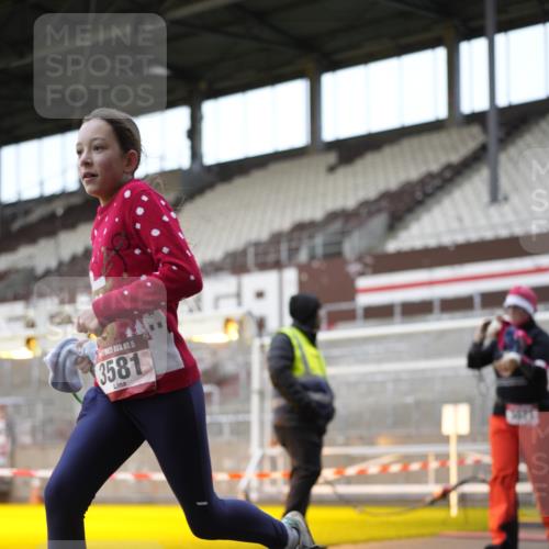 07.12.2025 - St. Pauli X-Mass-Run No. 15 Patografie http://msf.ph/oto/9373594 07.12.2025 12:04:44 Ziel 3021, 3175, 3176, 3487, 3577, 3581, 3604, 3688, 3725, 4329, 4417, 4418, 4420 meine-sportfotos.de