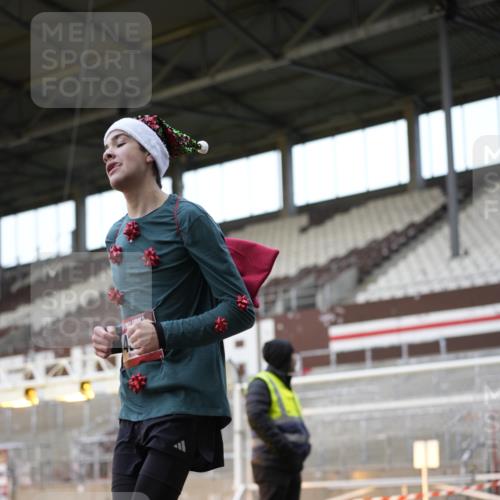 07.12.2025 - St. Pauli X-Mass-Run No. 15 Patografie http://msf.ph/oto/9373603 07.12.2025 12:04:46 Ziel 3021, 3175, 3176, 3487, 3569, 3577, 3581, 3604, 3688, 3725, 4329, 4417, 4418, 4420 meine-sportfotos.de