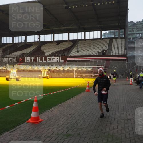 07.12.2025 - St. Pauli X-Mass-Run No. 15 Fabian Wolf http://msf.ph/oto/9373604 07.12.2025 09:56:11 Ziel 1483, 1530 meine-sportfotos.de