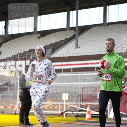 07.12.2025 - St. Pauli X-Mass-Run No. 15 Patografie http://msf.ph/oto/9373609 07.12.2025 12:04:48 Ziel 3021, 3175, 3176, 3487, 3569, 3577, 3581, 3604, 3688, 3725, 4329, 4417, 4418, 4420 meine-sportfotos.de