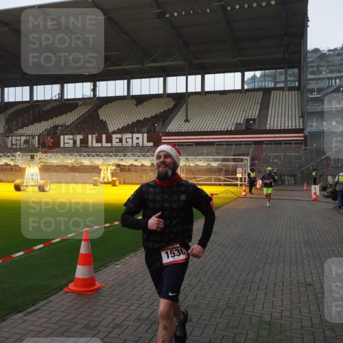 07.12.2025 - St. Pauli X-Mass-Run No. 15 Fabian Wolf http://msf.ph/oto/9373612 07.12.2025 09:56:11 Ziel 1483, 1530 meine-sportfotos.de