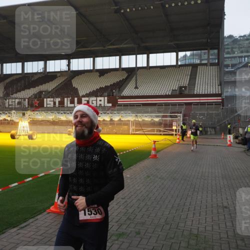 07.12.2025 - St. Pauli X-Mass-Run No. 15 Fabian Wolf http://msf.ph/oto/9373614 07.12.2025 09:56:12 Ziel 1483, 1530 meine-sportfotos.de
