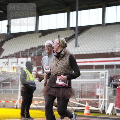 07.12.2025 - St. Pauli X-Mass-Run No. 15 Patografie http://msf.ph/oto/9373624 07.12.2025 12:05:01 Ziel 1304, 1444, 1445, 1446, 3175, 3176, 3268, 3273, 3279, 3372, 3487, 3569, 3577, 4329 meine-sportfotos.de
