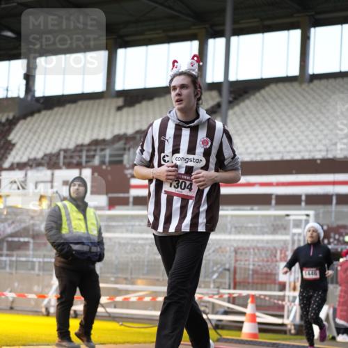 07.12.2025 - St. Pauli X-Mass-Run No. 15 Patografie http://msf.ph/oto/9373628 07.12.2025 12:05:03 Ziel 1304, 1444, 1445, 1446, 3175, 3176, 3268, 3273, 3279, 3372, 3487, 3569, 4748 meine-sportfotos.de