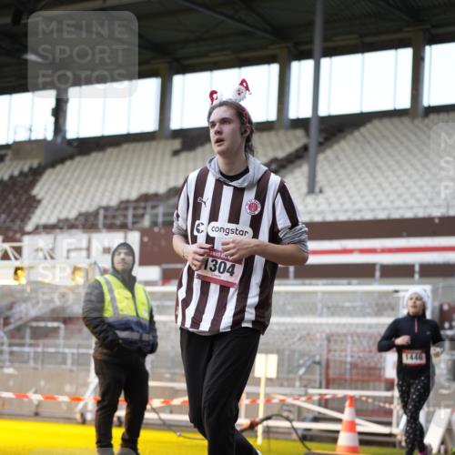 07.12.2025 - St. Pauli X-Mass-Run No. 15 Patografie http://msf.ph/oto/9373630 07.12.2025 12:05:03 Ziel 1304, 1444, 1445, 1446, 3175, 3176, 3268, 3273, 3279, 3372, 3487, 3569, 4748 meine-sportfotos.de