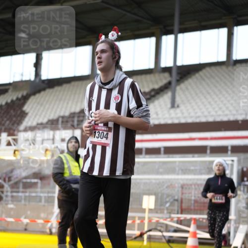 07.12.2025 - St. Pauli X-Mass-Run No. 15 Patografie http://msf.ph/oto/9373632 07.12.2025 12:05:03 Ziel 1304, 1444, 1445, 1446, 3175, 3176, 3268, 3273, 3279, 3372, 3487, 3569, 4748 meine-sportfotos.de