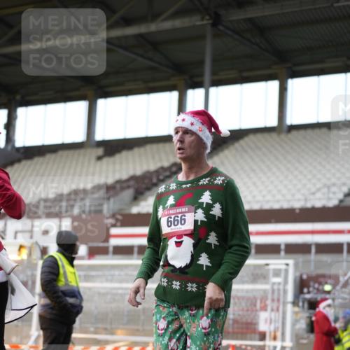 07.12.2025 - St. Pauli X-Mass-Run No. 15 Patografie http://msf.ph/oto/9373662 07.12.2025 12:05:09 Ziel 666, 860, 1304, 1444, 1445, 1446, 3268, 3273, 3279, 3372, 4748 meine-sportfotos.de
